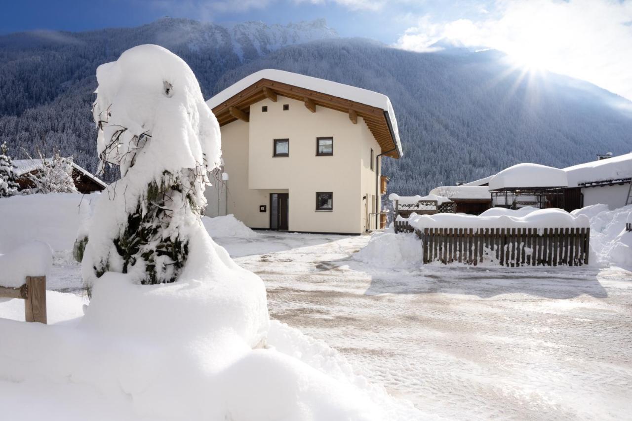 ניוסטיפט אים סטובאיטל Berg' & Bluamen Appartements Stubai מראה חיצוני תמונה
